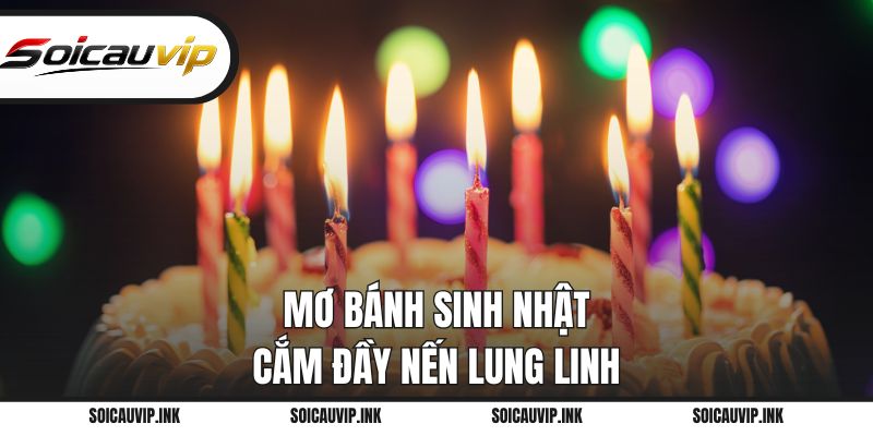 Mơ bánh sinh nhật cắm đầy nến lung linh